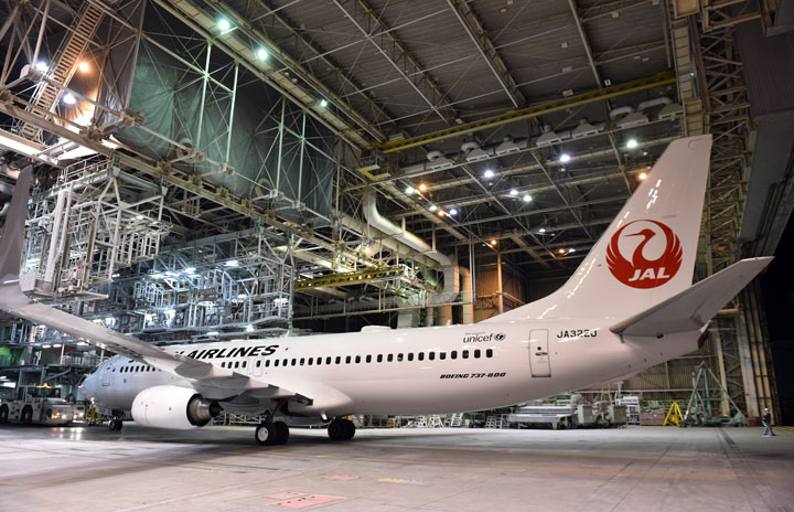 JAL、737全機が鶴丸に 新方式で塗装