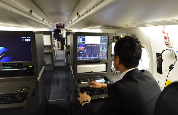 空の安全守る飛行検査機の機内 写真特集・航空局ボンバルディアDHC-8-300