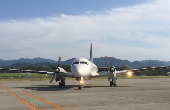 元航空局のYS-11、高松へフライト 修復すべて終わらず