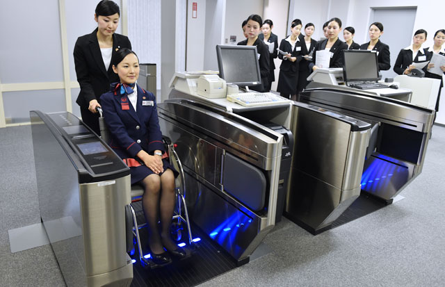 新人係員たちに車いす客 を搭乗口に案内時に注意する点を説明するJALの教官たち＝6月29日 PHOTO: Tadayuki YOSHIKAWA/Aviation Wire