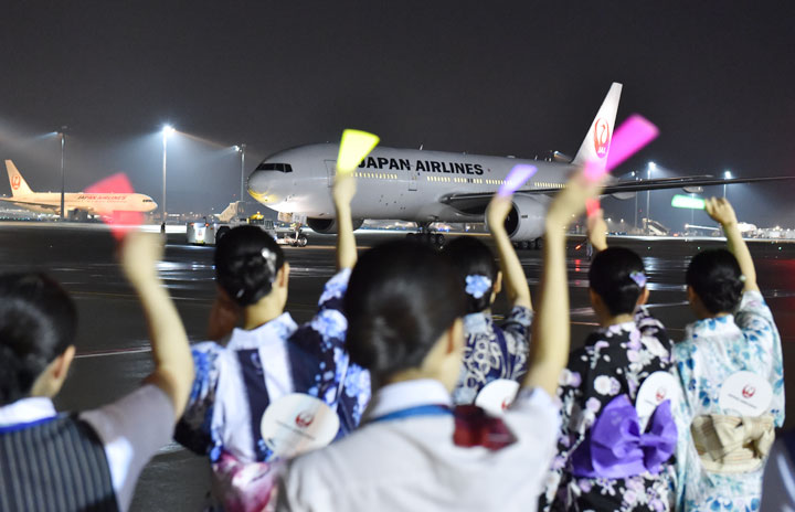 JAL、ペンライトでホノルル深夜便見送り 七夕の羽田で