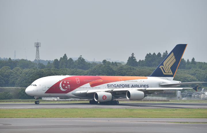 シンガポール建国50周年塗装のA380、成田出発 9日は式典参加