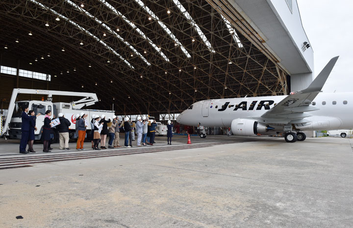 ジェイエアのE170、16号機が伊丹到着 Facebookファンが出迎え