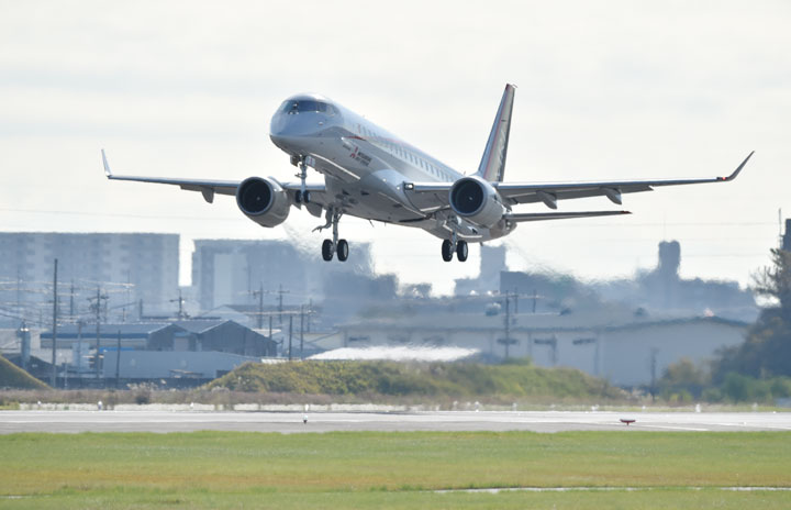 MRJが初飛行 YS-11以来53年ぶり、”11″並びの日