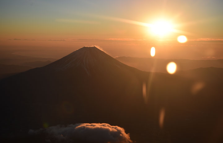御来光と初富士に拍手 写真特集・初日の出フライト2016（JAL編）