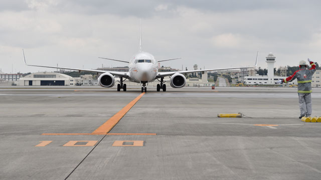 新うちなーの翼 曇天の那覇に 写真特集 Jtaの737 800初号機到着