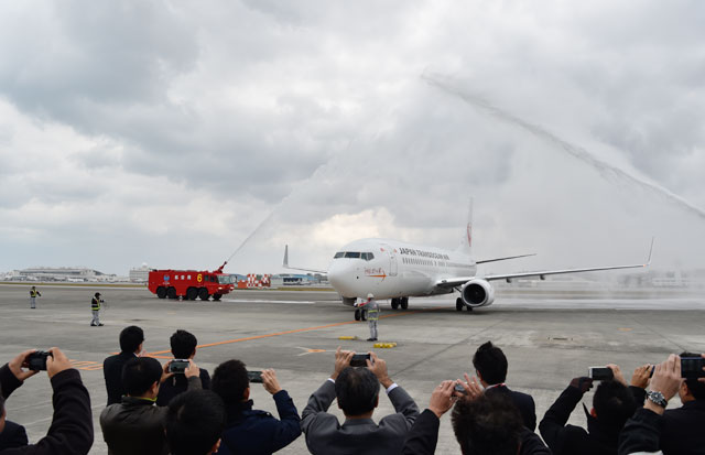 新うちなーの翼 曇天の那覇に 写真特集 Jtaの737 800初号機到着