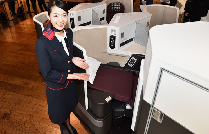 JAL、ビジネスクラスの新シート公開 六本木ヒルズで体験イベント