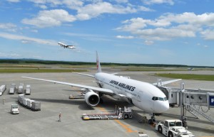 滑走路を一望できるJALのサクララウンジ＝16年6月27日 PHOTO: Tadayuki YOSHIKAWA/Aviation Wire