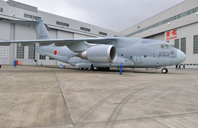 川崎重工、空自に新型輸送機C-2納入 43年ぶり、最大の国産機
