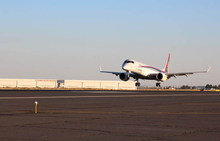 MRJ、米国へ到着 フェリーフライト成功