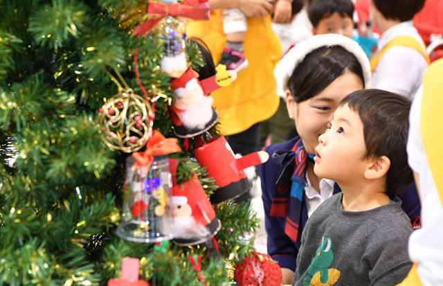 Jalの地上係員 成田空港で子供たちとクリスマス飾り サンタへの手紙 フィンランドへ空輸