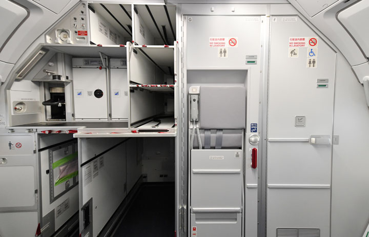 狭小空間生かしたギャレーと化粧室 写真特集・ANA A320neo初号機就航（2）