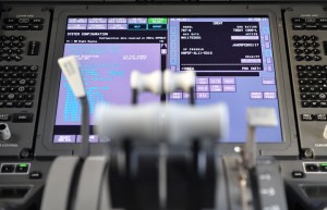 コックピットのモニターにエンジン名が「TRENT 1000-L」と表示されたANAの787-8＝17年2月8日 PHOTO: Tadayuki YOSHIKAWA/Aviation Wire