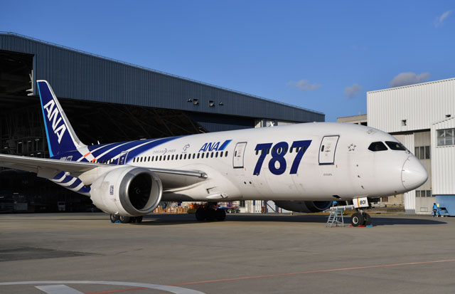 ANAの787初号機、通常塗装で登場 初の再塗装機 ANAの787初号機、通常塗装で登場 初の再塗装機
