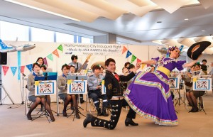 ANAの成田－メキシコシティ線就航セレモニーでメキシカンハットダンスを披露するダンサー＝17年2月15日 PHOTO: Tadayuki YOSHIKAWA/Aviation Wire