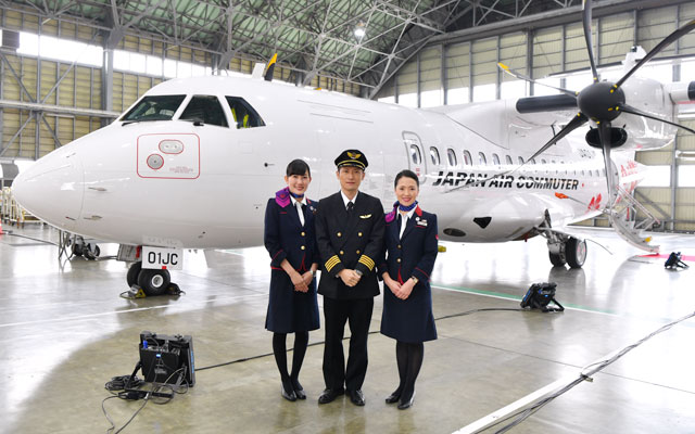 JAC、ATR42の初号機公開 地元学生デザインのハイビスカス、機内は特注 