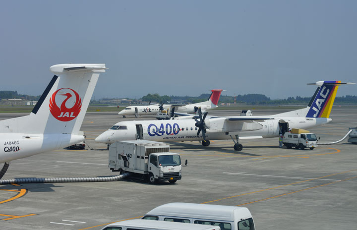 旧JASとアーク、鶴丸そろう 写真特集・JACレインボーQ400退役（前編）