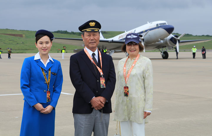 ブライトリングのDC-3、福島に飛来 元ANAパイロットとCA招待