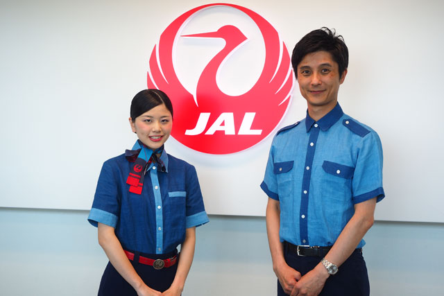 Jal 徳島空港係員が藍染め制服 9月まで