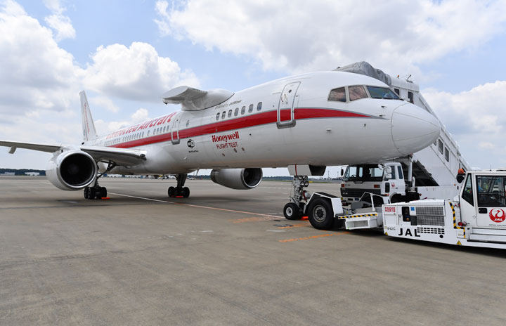 ハネウェル、3万フィート上空で高速ネット接続デモ 成田に757試験機飛来