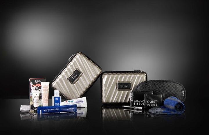 デルタ航空、TUMIのアメニティキット刷新 イニシャル入れサービスも