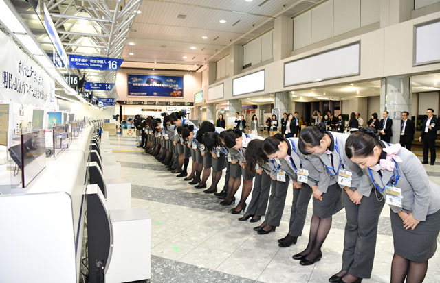 25年間ありがとうの一礼 写真特集 Ana新千歳空港旧カウンター最終日