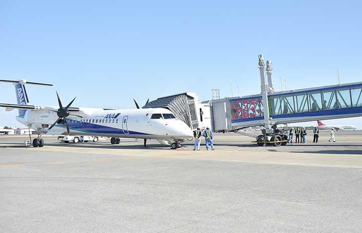 宮崎空港 Q400対応の搭乗橋 国内初導入 ビルから機体まで直接乗降