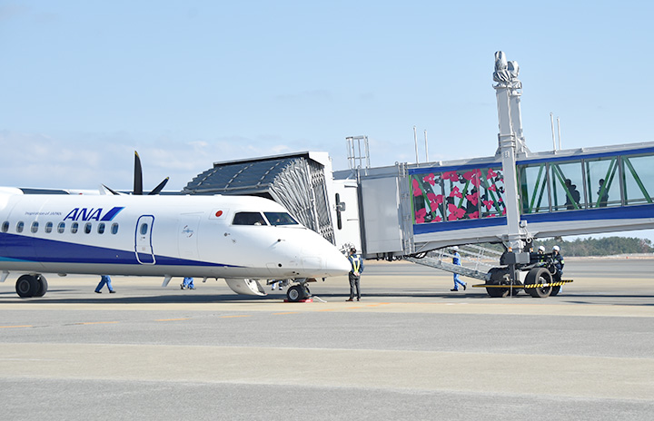 三菱重工と宮崎空港、Q400対応の搭乗橋で大臣表彰 国内初導入、バリア
