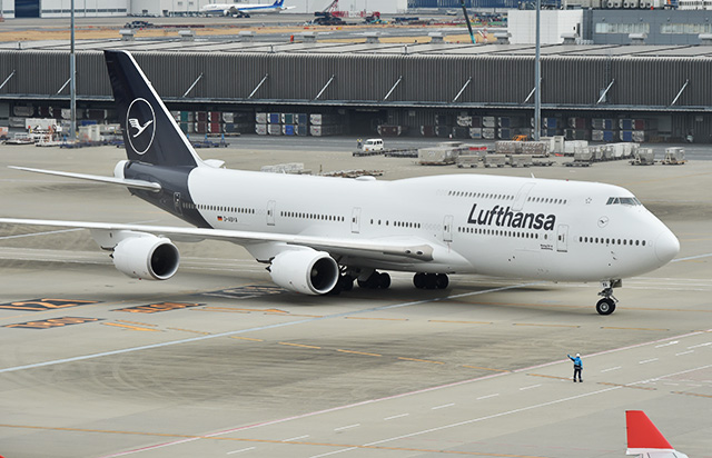 28年ぶり新デザインは紺と白 写真特集 ルフトハンザ新塗装747 8