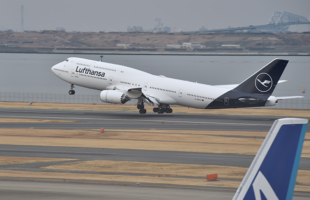 28年ぶり新デザインは紺と白 写真特集 ルフトハンザ新塗装747 8