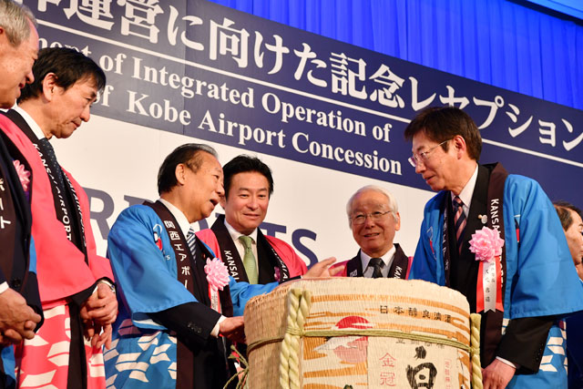 関西3空港一体運営を記念したレセプションで鏡開きの前に歓談する与党関空議連の二階会長 （左から3人目）と神戸市の久本市長（右）＝18年4月9日 PHOTO: Tadayuki YOSHIKAWA/Aviation Wire