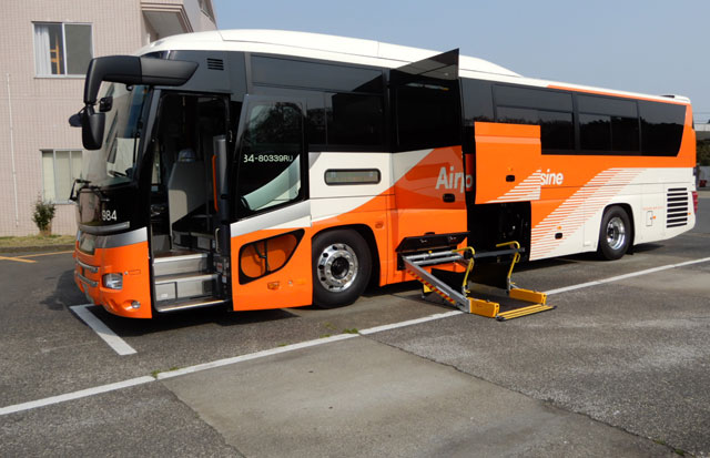 リムジンバス 成田空港線に車いすリフト付き新型車 6月から