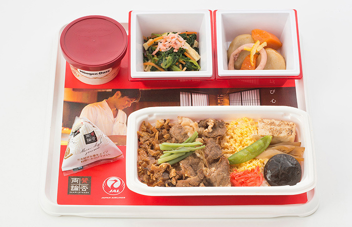 JAL 機内食ギャレー備品 JAL、「賛否両論」笠原シェフ監修の機内食 半月ごと6種類