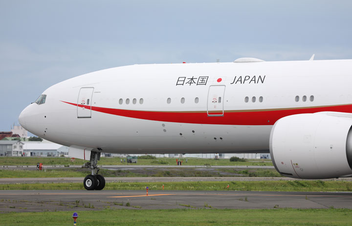 白地に赤い曲線 写真特集・次期政府専用機が千歳到着