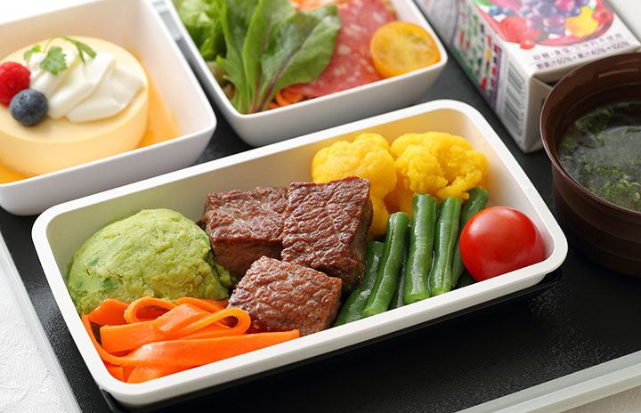 シンガポール航空　ミールカート　フルサイズ シンガポール航空はエコノミークラスでも快適で機内食ウマい！搭乗前に