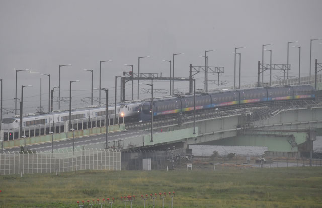 18日から鉄道の運行が再開された関空連絡橋ですれ違う南海の関空行きラピート （手前）と関空を出発したJRのはるか＝18年9月21日 PHOTO: Tadayuki YOSHIKAWA/Aviation Wire