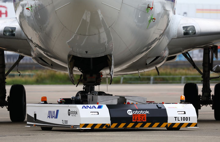 ANA、バッテリーで動く牽引車の実証実験 リモコン操作で737移動