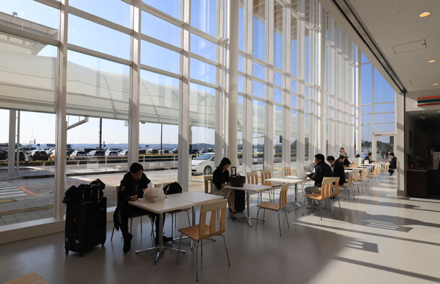 静岡空港 滑走路が見えるラウンジ開業 お茶を充実