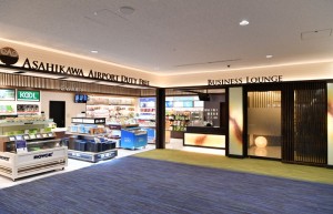 旭川空港国際線制限エリア内にオープンしたラウンジ（右）と空港直営免税店＝19年1月29日 PHOTO: Tadayuki YOSHIKAWA/Aviation Wire
