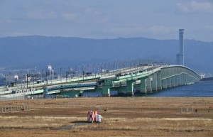 新たな橋桁の設置を待つ関空の連絡橋＝19年2月12日 PHOTO: Tadayuki YOSHIKAWA/Aviation Wire