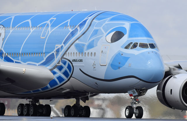 ANA、A380「フライング・ホヌ」成田到着 片野坂社長「乗った瞬間ハワイ 
