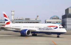 日英の国旗を掲げて関西空港に到着するブリティッシュ・エアウェイズのロンドン発初便BA19便＝19年4月1日 PHOTO: Masahiro SATO/Aviation Wire