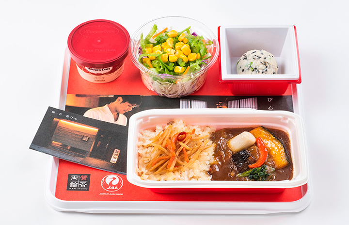 JAL、出汁がテーマの機内食 「賛否両論」笠原シェフ監修、半月ごと6種類