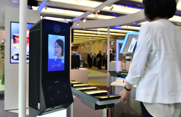 成田空港、顔パス搭乗20年春から　日本初、NECの顔認証システム採用