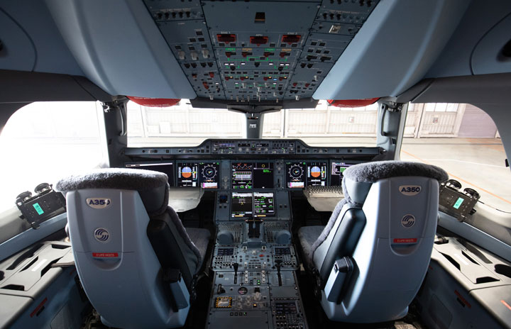 サイドスティックと大型画面並ぶ 写真特集 Jal A350 900 コックピット編