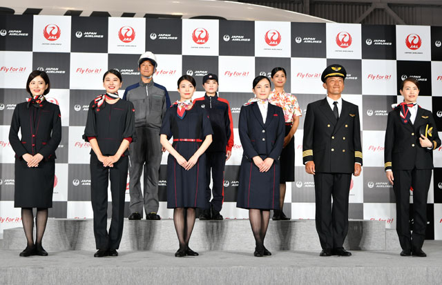 JAL、新制服お披露目 CAなど全部門20年4月導入