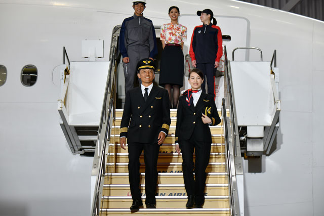 パイロットは女性専用が初登場 写真特集・JAL新制服（3）