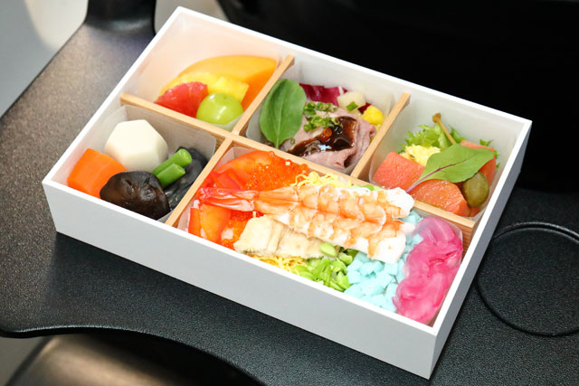 JAL LGBT ALLYチャーターの機内で提供された機内食 ＝19年8月31日 PHOTO: Masahiro SATO/Aviation Wire