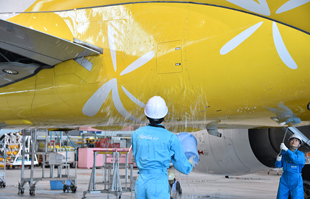 最終便に投入するA320を掃除するバニラエアの社員＝19年10月25日 PHOTO: Yusuke KOHASE/Aviation Wire 